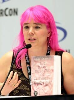 Лейні Тейлор Лейні Тейлор