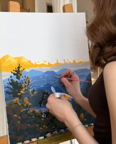 Від Керрі Бредшоу до Емілі в Парижі: які стереотипи про подарунки нав’язали нам серіали