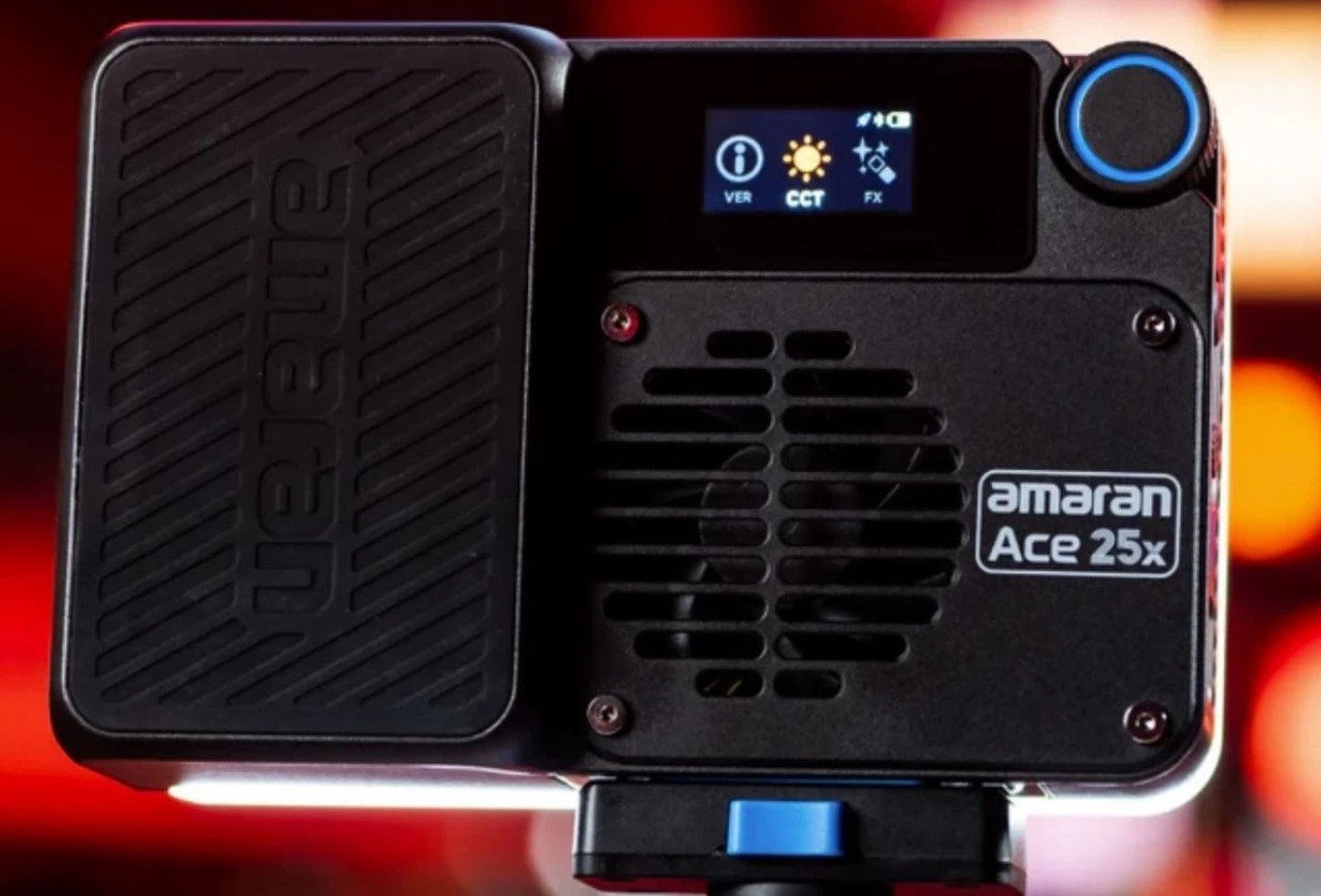 Amaran Ace 25x, вигляд ззаду: надпис Ace 25x, дисплей, ручка керування й вентиляційні ґрати активного охолодження
