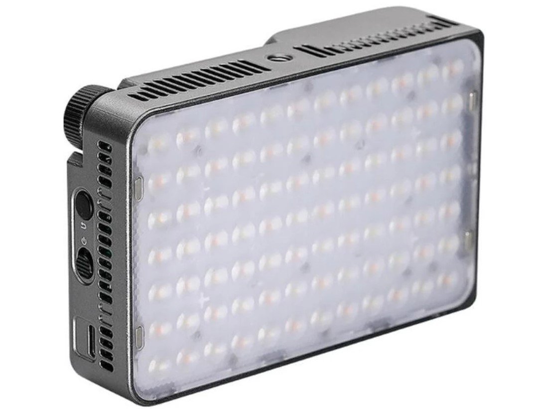 Aputure Amaran Ace 25x, вигляд спереду: компактна світлодіодна LED-панель із рівною світлою поверхнею